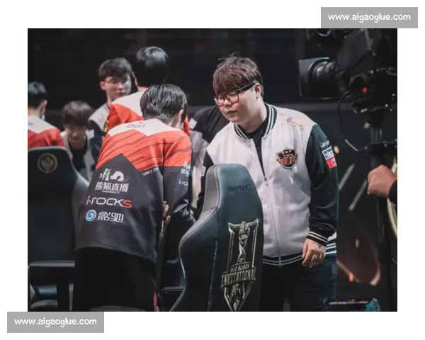 《LOL比赛激烈对决引发热议，队伍策略与选手表现成焦点》